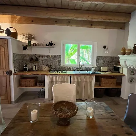 Une Maison Dans Un Mas Holiday home Vauvert