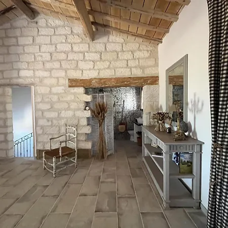 Une Maison Dans Un Mas