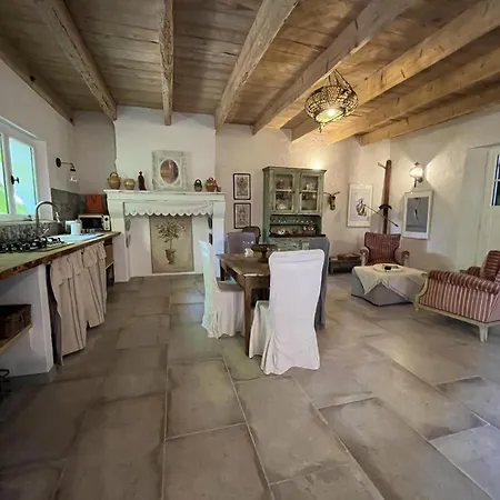 Une Maison Dans Un Mas