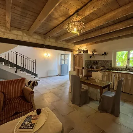 Une Maison Dans Un Mas Holiday home Vauvert